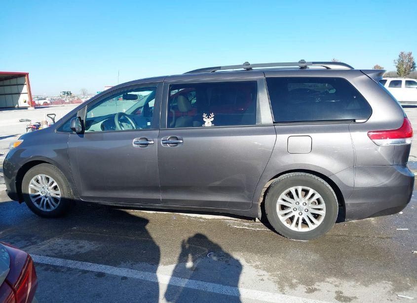 Photo 15 of 2013 Toyota Sienna XLE/LIMITED (VIN 5TDYK3DCXDS356865)