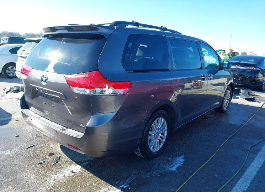 Photo 4 of 2013 Toyota Sienna XLE/LIMITED (VIN 5TDYK3DCXDS356865)