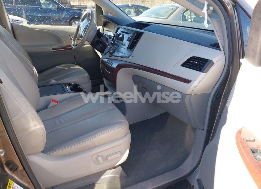 Photo 5 of 2014 Toyota Sienna XLE V6 8 PASSENGER (VIN 5TDYK3DCXES419271)
