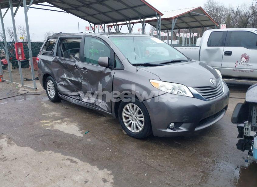 2014 Toyota Sienna XLE V6 8 PASSENGER (VIN 5TDYK3DCXES460029) main photo
