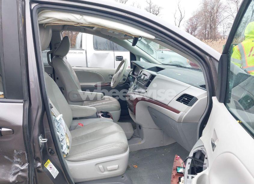 Photo 5 of 2014 Toyota Sienna XLE V6 8 PASSENGER (VIN 5TDYK3DCXES460029)