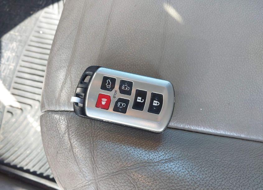 Photo 11 of 2014 Toyota Sienna XLE/LIMITED (VIN 5TDYK3DCXES462010)