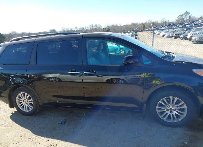 Photo 14 of 2014 Toyota Sienna XLE/LIMITED (VIN 5TDYK3DCXES462010)