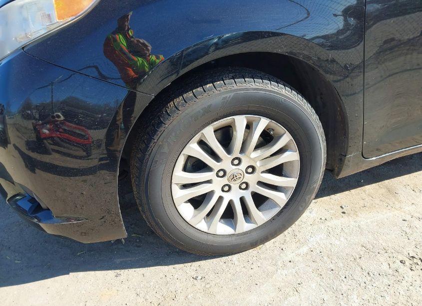 Photo 6 of 2014 Toyota Sienna XLE/LIMITED (VIN 5TDYK3DCXES462010)