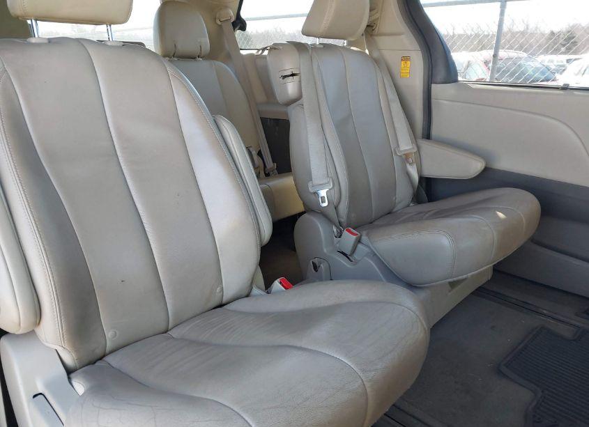 Photo 8 of 2014 Toyota Sienna XLE/LIMITED (VIN 5TDYK3DCXES462010)