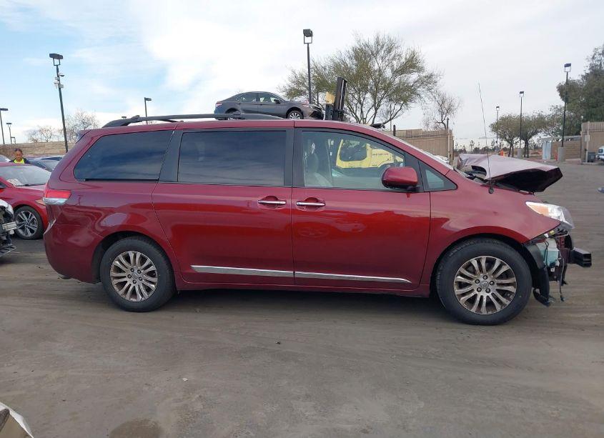 Photo 13 of 2014 Toyota Sienna XLE/LIMITED (VIN 5TDYK3DCXES464727)