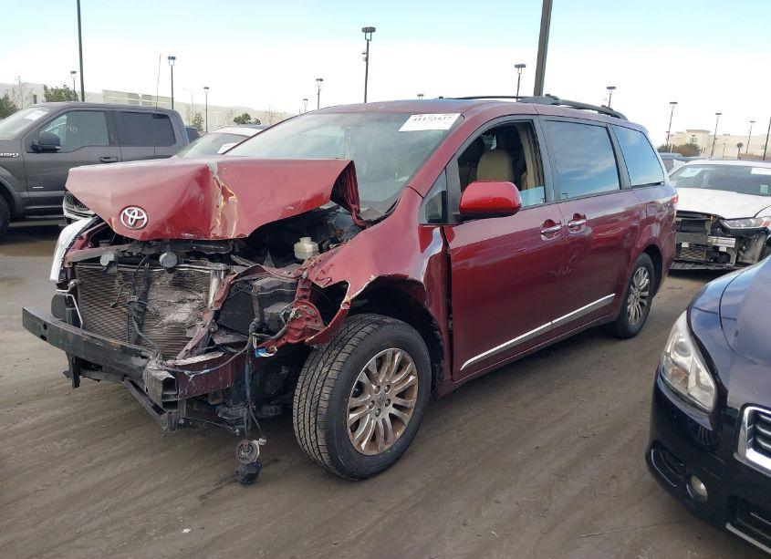 Photo 2 of 2014 Toyota Sienna XLE/LIMITED (VIN 5TDYK3DCXES464727)