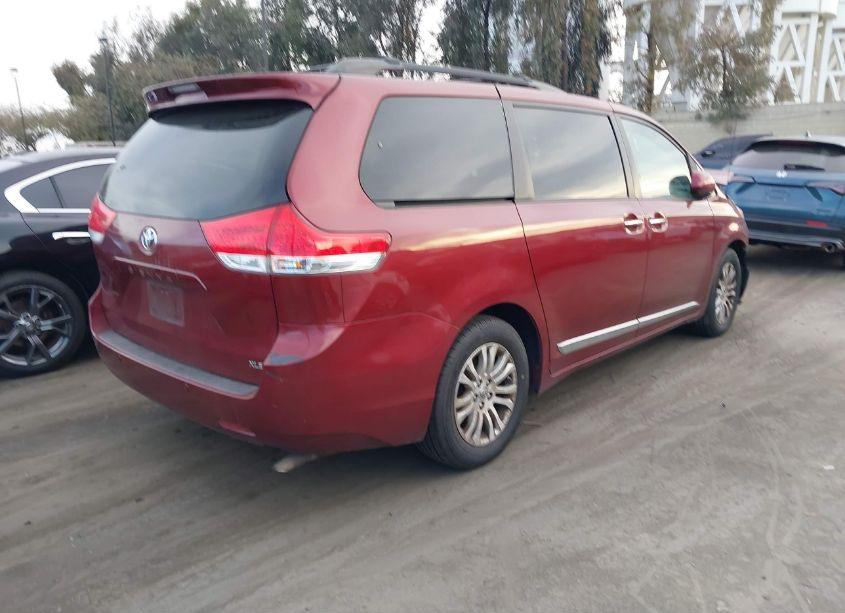Photo 4 of 2014 Toyota Sienna XLE/LIMITED (VIN 5TDYK3DCXES464727)