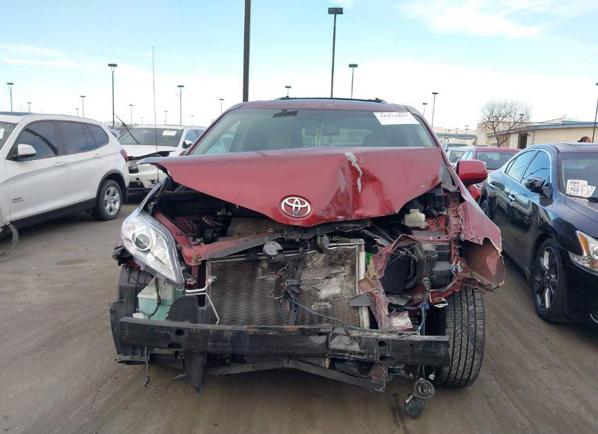 Photo 6 of 2014 Toyota Sienna XLE/LIMITED (VIN 5TDYK3DCXES464727)