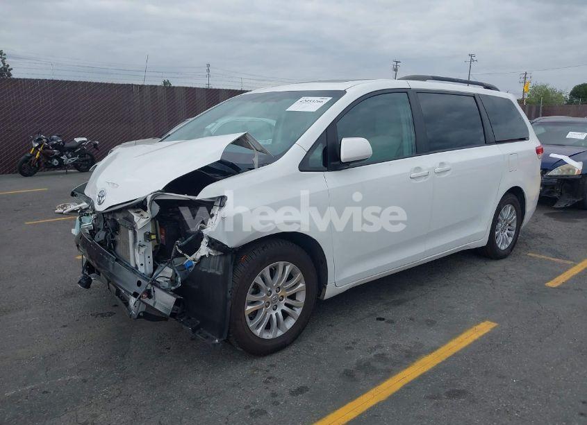 Photo 2 of 2014 Toyota Sienna XLE V6 8 PASSENGER (VIN 5TDYK3DCXES470852)