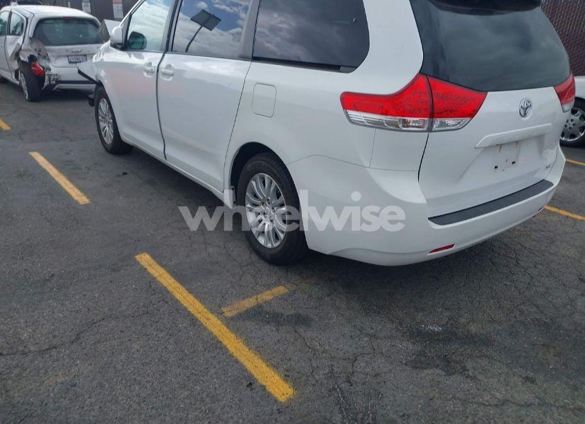Photo 3 of 2014 Toyota Sienna XLE V6 8 PASSENGER (VIN 5TDYK3DCXES470852)