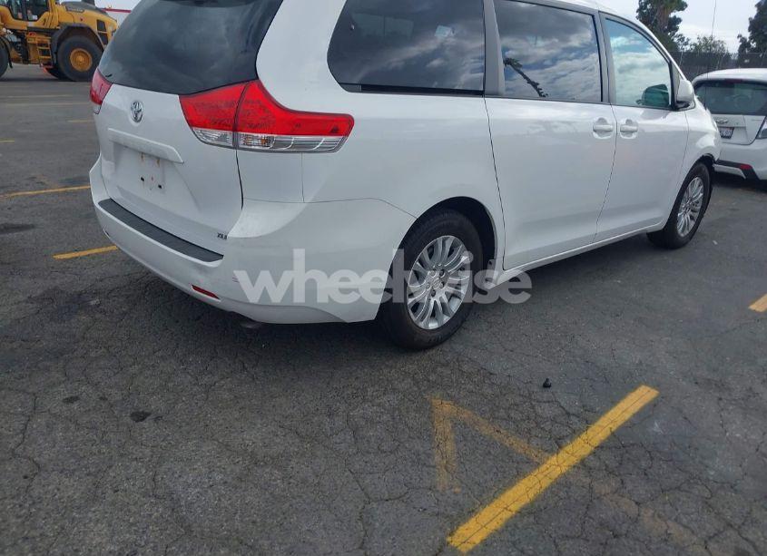 Photo 4 of 2014 Toyota Sienna XLE V6 8 PASSENGER (VIN 5TDYK3DCXES470852)