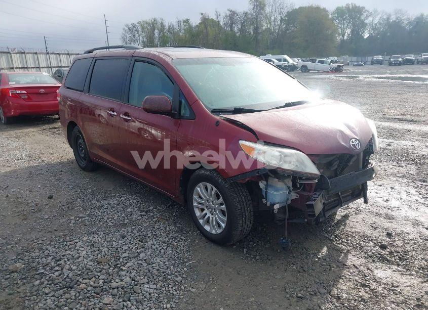 2014 Toyota Sienna XLE V6 8 PASSENGER (VIN 5TDYK3DCXES471676) main photo