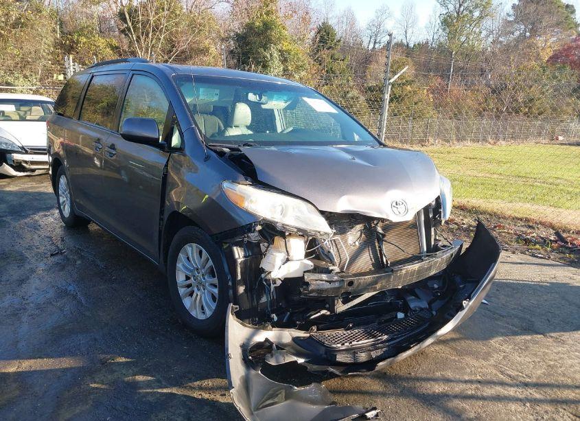 2014 Toyota Sienna XLE V6 8 PASSENGER (VIN 5TDYK3DCXES486176) main photo