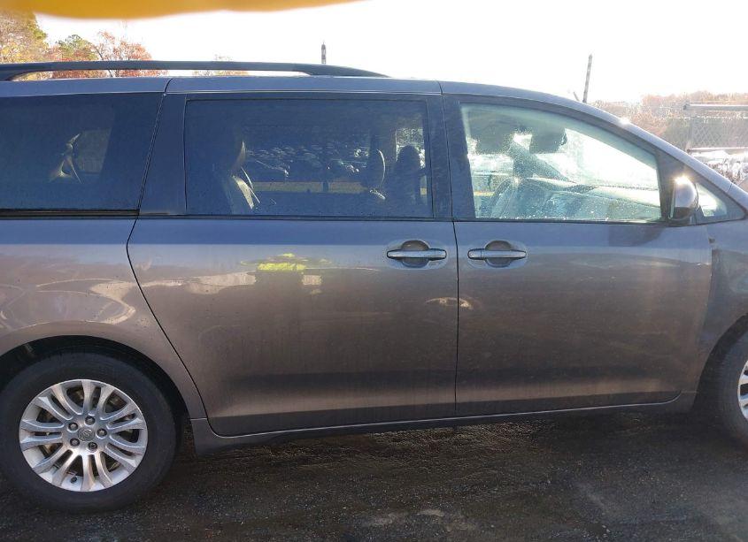 Photo 13 of 2014 Toyota Sienna XLE V6 8 PASSENGER (VIN 5TDYK3DCXES486176)