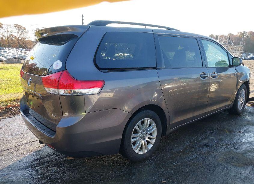 Photo 4 of 2014 Toyota Sienna XLE V6 8 PASSENGER (VIN 5TDYK3DCXES486176)