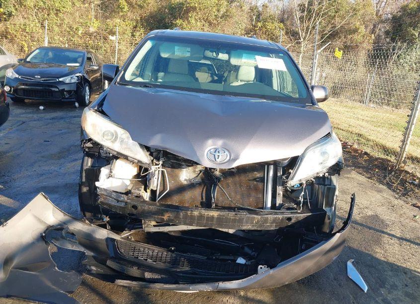 Photo 6 of 2014 Toyota Sienna XLE V6 8 PASSENGER (VIN 5TDYK3DCXES486176)
