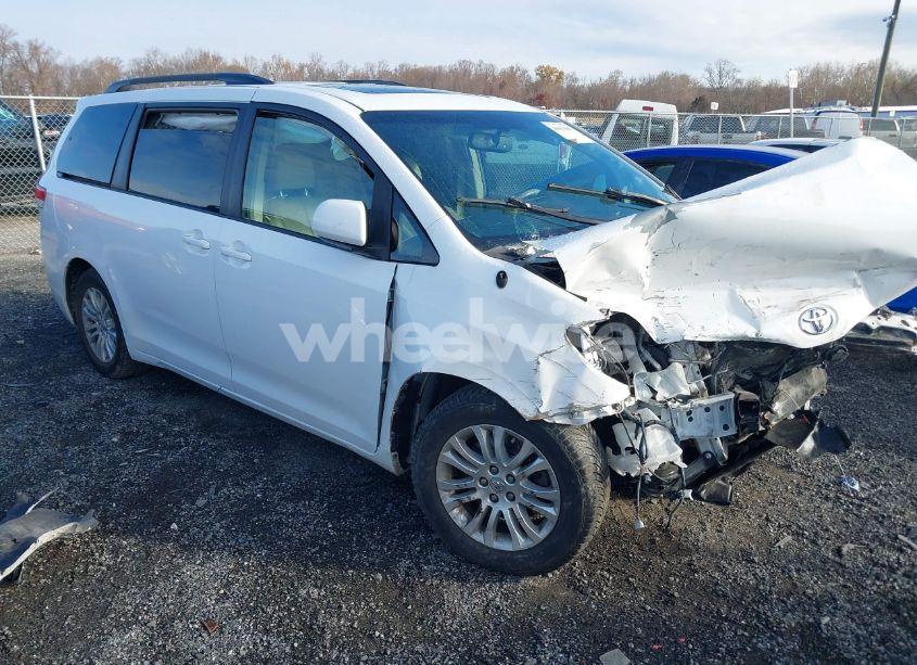 2014 Toyota Sienna XLE V6 8 PASSENGER (VIN 5TDYK3DCXES498005) main photo