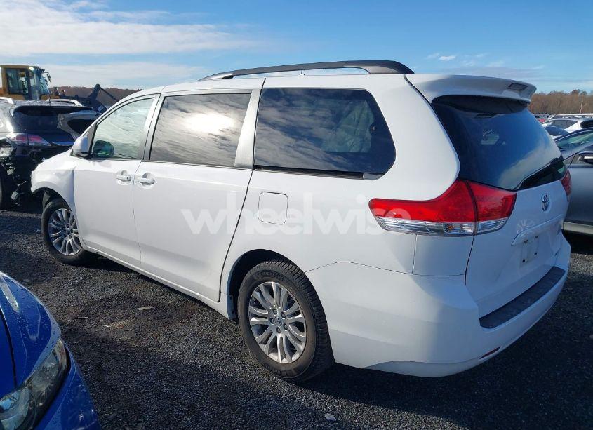 Photo 3 of 2014 Toyota Sienna XLE V6 8 PASSENGER (VIN 5TDYK3DCXES498005)