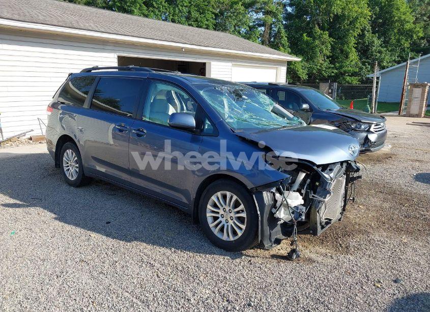 2014 Toyota Sienna XLE V6 8 PASSENGER (VIN 5TDYK3DCXES524294) main photo