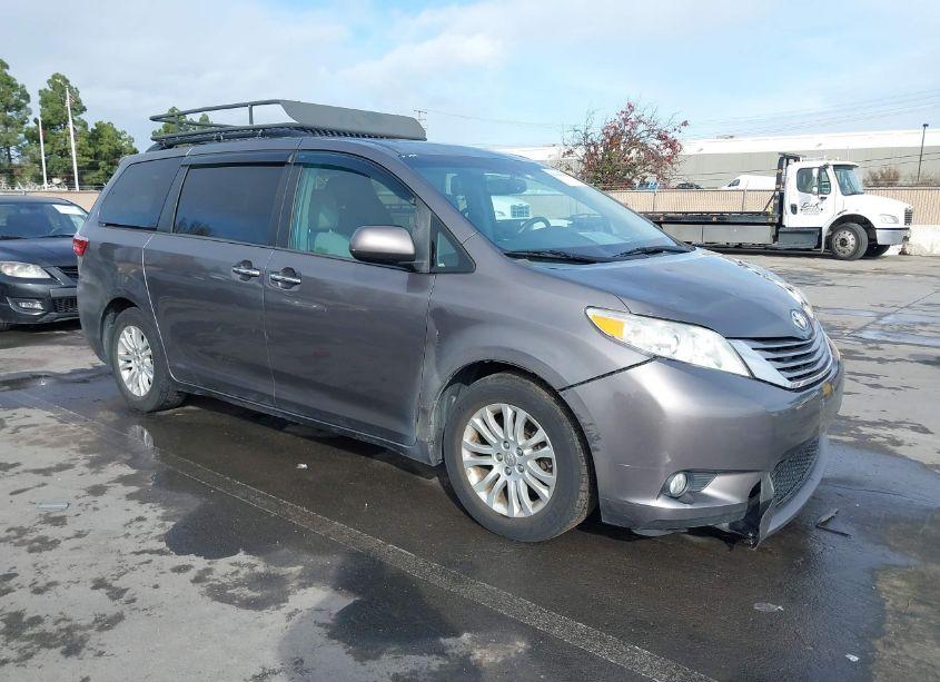 2015 Toyota Sienna XLE/LIMITED (VIN 5TDYK3DCXFS556969) main photo