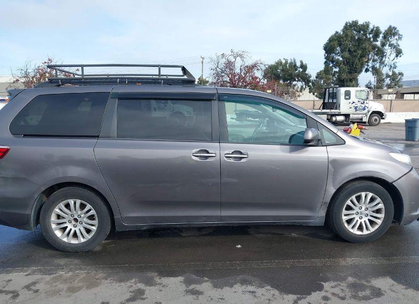 Photo 13 of 2015 Toyota Sienna XLE/LIMITED (VIN 5TDYK3DCXFS556969)