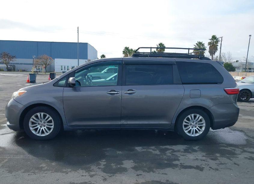 Photo 14 of 2015 Toyota Sienna XLE/LIMITED (VIN 5TDYK3DCXFS556969)