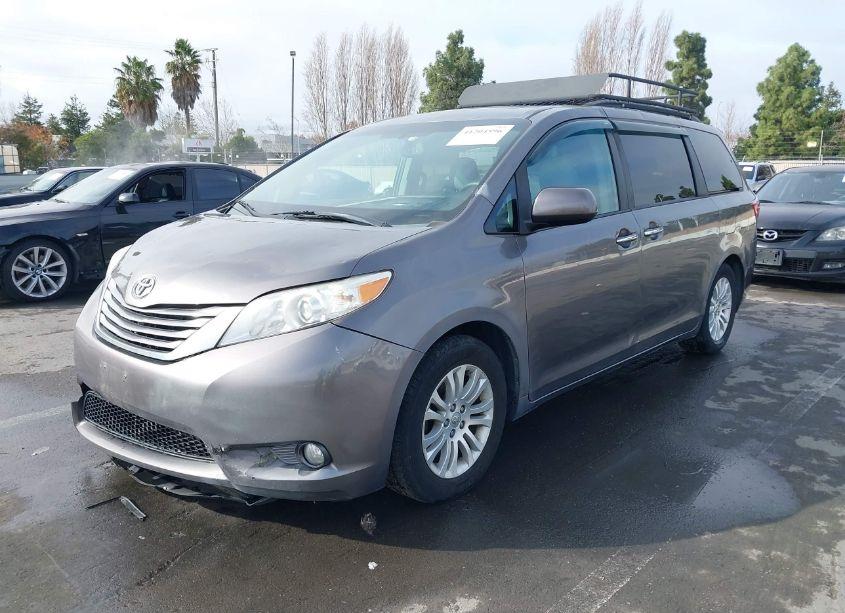 Photo 2 of 2015 Toyota Sienna XLE/LIMITED (VIN 5TDYK3DCXFS556969)