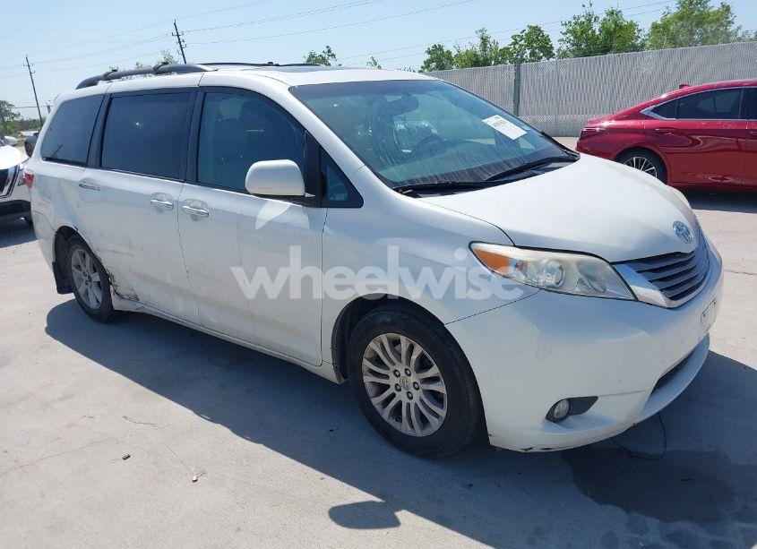 2015 Toyota Sienna XLE 8 PASSENGER (VIN 5TDYK3DCXFS663083) main photo