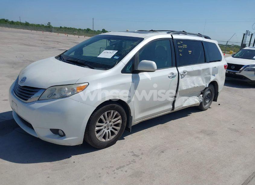 Photo 2 of 2015 Toyota Sienna XLE 8 PASSENGER (VIN 5TDYK3DCXFS663083)