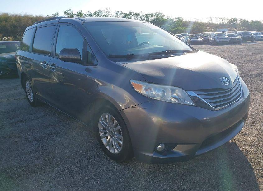 2016 Toyota Sienna XLE 8 PASSENGER (VIN 5TDYK3DCXGS711263) main photo