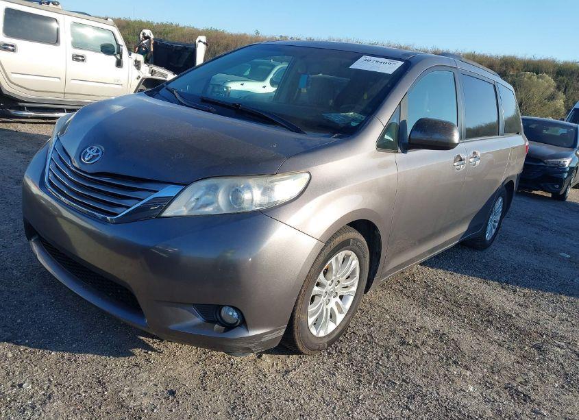 Photo 2 of 2016 Toyota Sienna XLE 8 PASSENGER (VIN 5TDYK3DCXGS711263)
