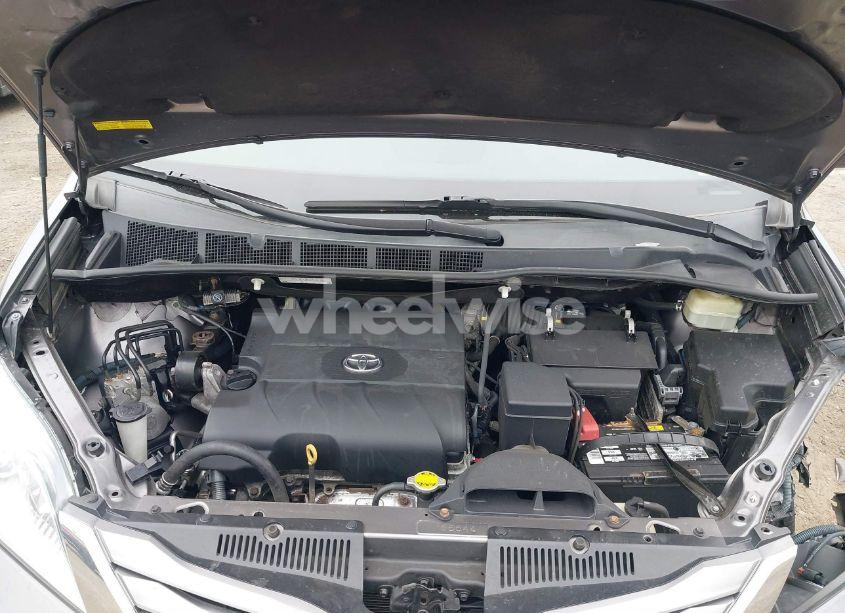 Photo 10 of 2016 Toyota Sienna XLE PREMIUM 8 PASSENGER (VIN 5TDYK3DCXGS737846)