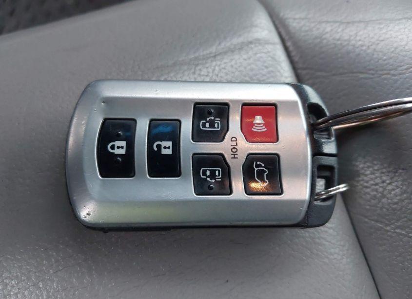 Photo 11 of 2016 Toyota Sienna XLE 8 PASSENGER (VIN 5TDYK3DCXGS751844)