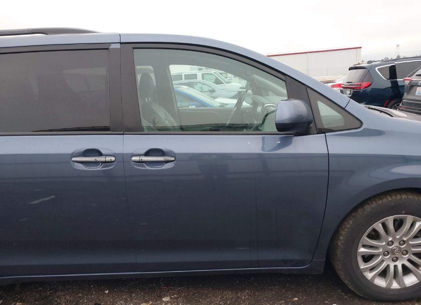 Photo 13 of 2016 Toyota Sienna XLE 8 PASSENGER (VIN 5TDYK3DCXGS751844)