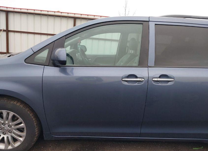 Photo 14 of 2016 Toyota Sienna XLE 8 PASSENGER (VIN 5TDYK3DCXGS751844)