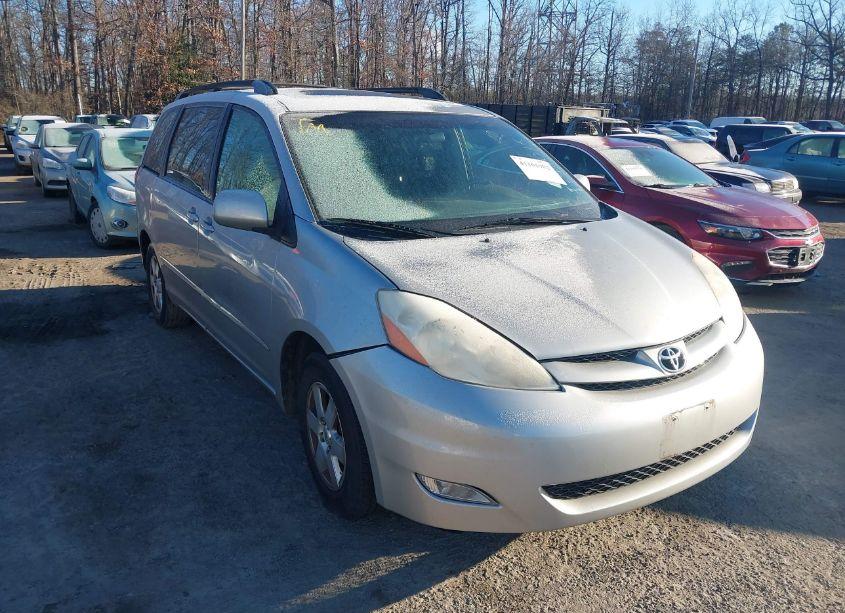 2010 Toyota Sienna XLE (VIN 5TDYK4CC0AS306172) main photo