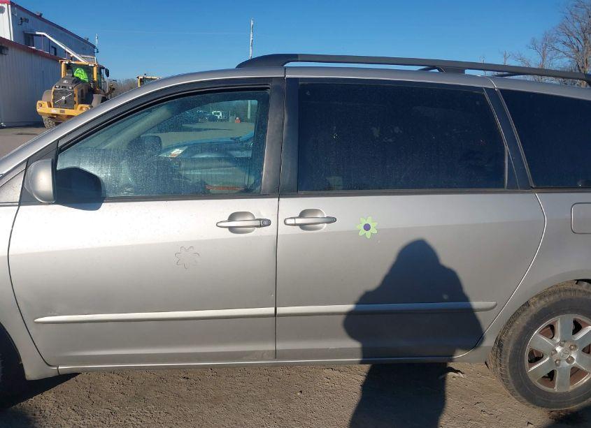 Photo 14 of 2010 Toyota Sienna XLE (VIN 5TDYK4CC0AS306172)