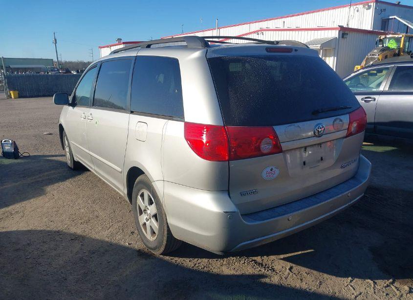 Photo 3 of 2010 Toyota Sienna XLE (VIN 5TDYK4CC0AS306172)