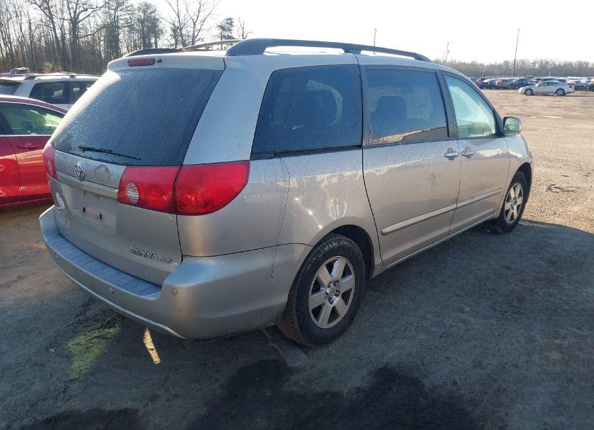 Photo 4 of 2010 Toyota Sienna XLE (VIN 5TDYK4CC0AS306172)
