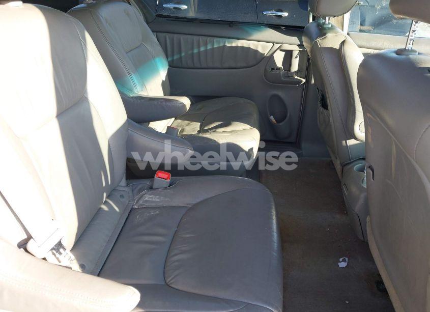 Photo 8 of 2010 Toyota Sienna XLE (VIN 5TDYK4CC2AS313950)