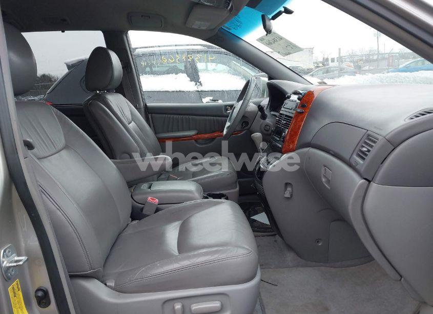 Photo 5 of 2010 Toyota Sienna XLE (VIN 5TDYK4CC3AS306182)