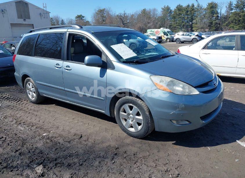 2010 Toyota Sienna XLE (VIN 5TDYK4CC3AS314217) main photo