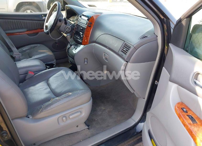 Photo 5 of 2010 Toyota Sienna XLE (VIN 5TDYK4CC4AS310757)