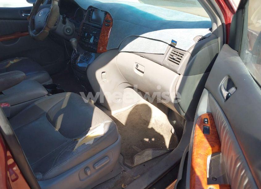 Photo 5 of 2010 Toyota Sienna XLE (VIN 5TDYK4CC4AS312542)