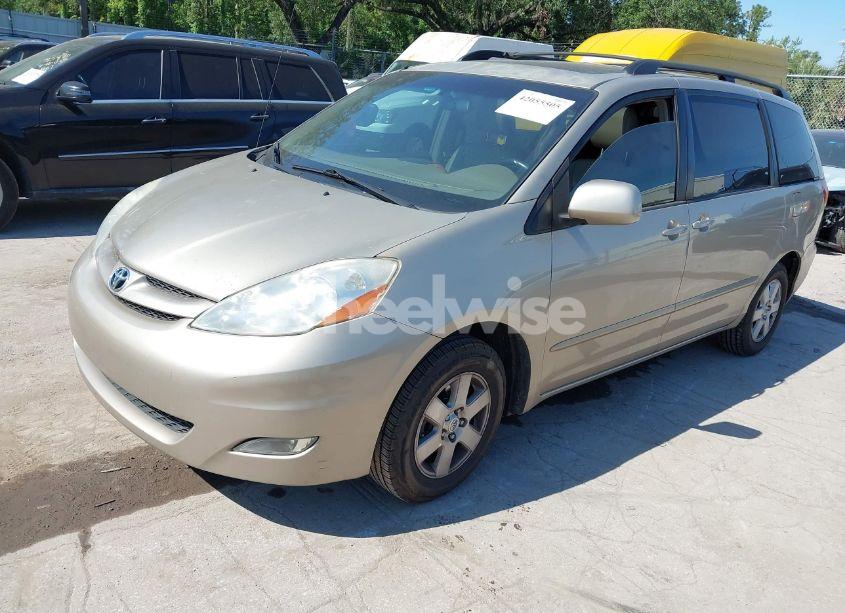 Photo 2 of 2010 Toyota Sienna XLE (VIN 5TDYK4CC5AS292110)