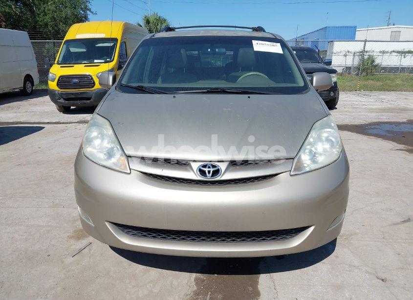 Photo 6 of 2010 Toyota Sienna XLE (VIN 5TDYK4CC5AS292110)