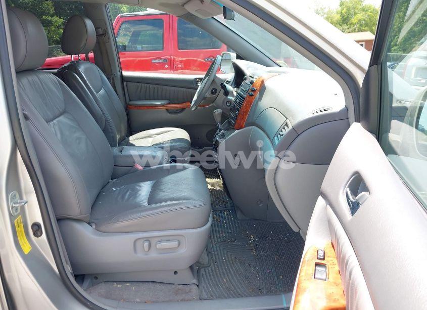 Photo 5 of 2010 Toyota Sienna XLE (VIN 5TDYK4CC8AS301320)