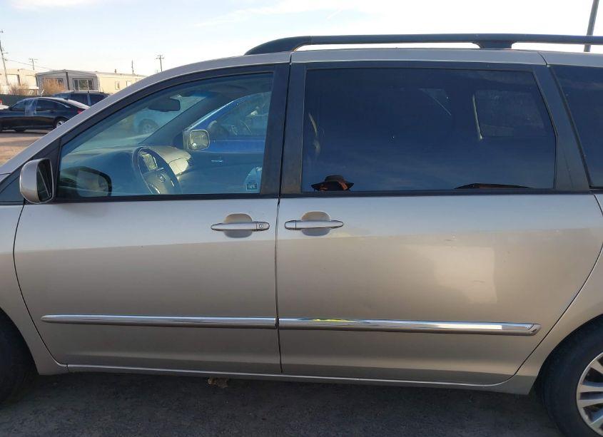 Photo 14 of 2010 Toyota Sienna LIMITED (VIN 5TDYK4CC9AS314609)