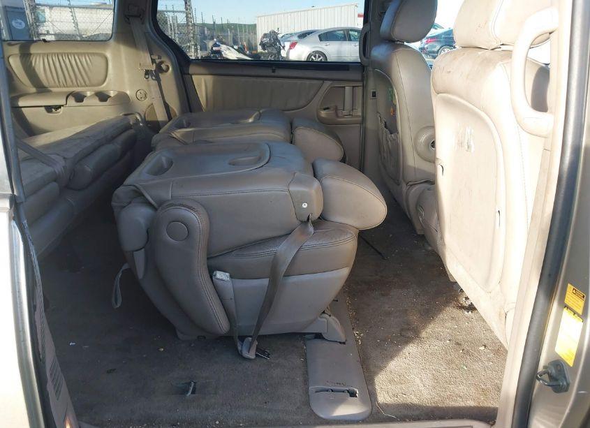 Photo 8 of 2010 Toyota Sienna LIMITED (VIN 5TDYK4CC9AS314609)